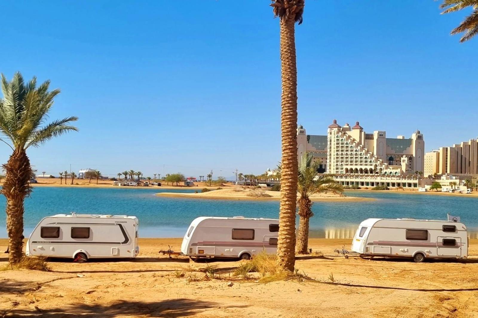 Campingplatz Caravan In The Desert *